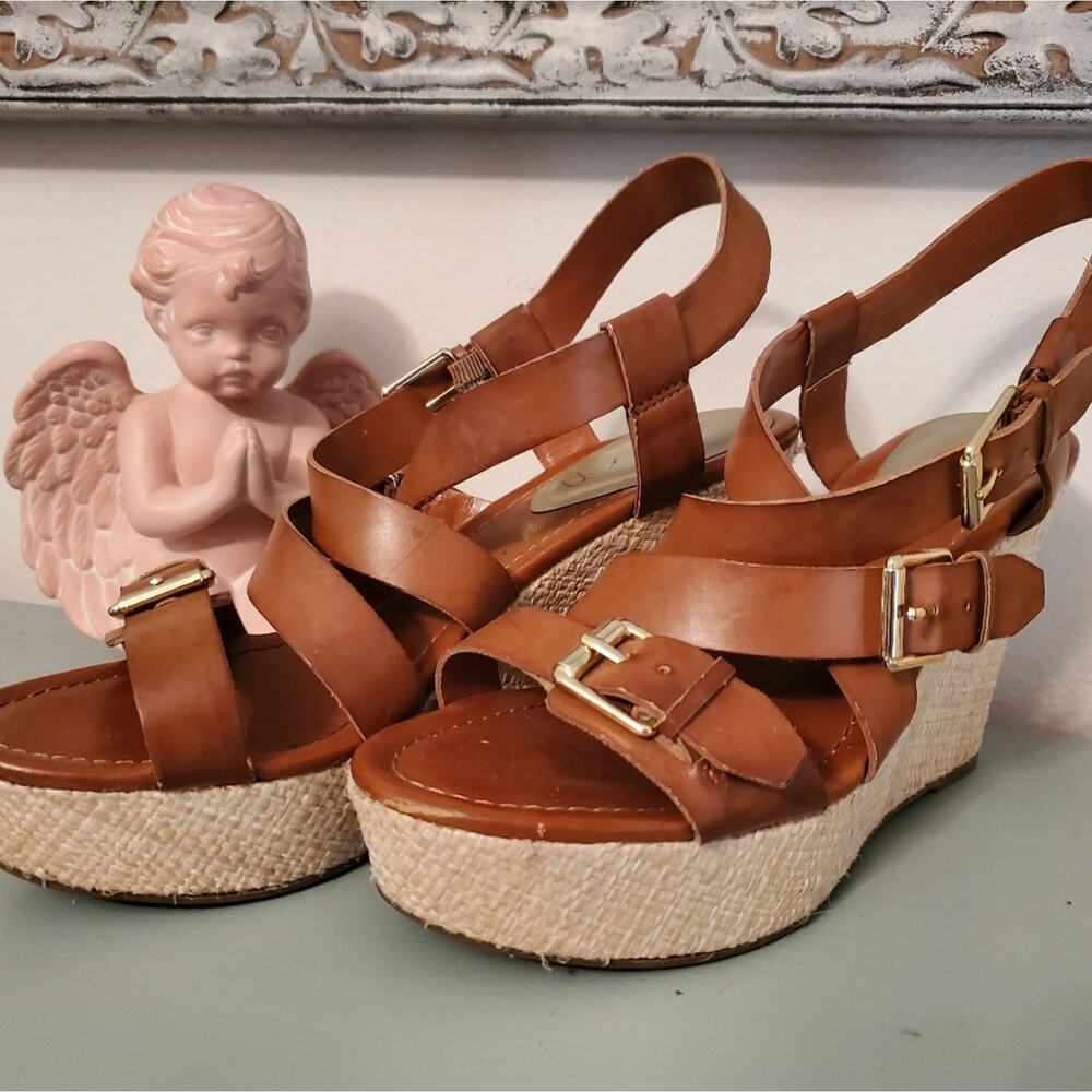 Unisa Woman's platform wedge sandal with straps size 8M